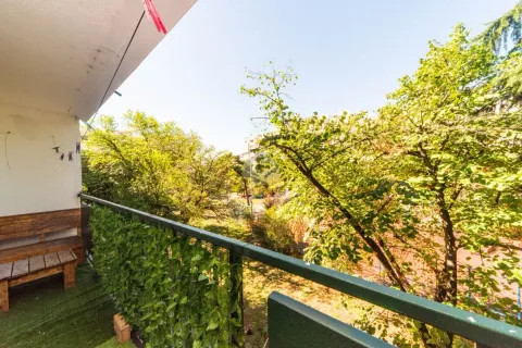 Manji namješten balkon sa pogledom na zelenilo i drveće. - image 12