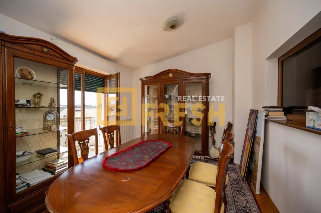 Izdavanje, trosoban stan, 140m², Gorica C, Podgorica