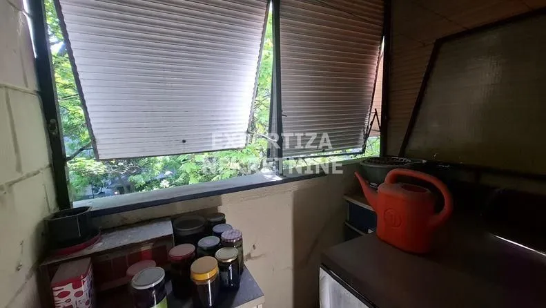 Manja terasa sa teglama i roletnama na prozorima.