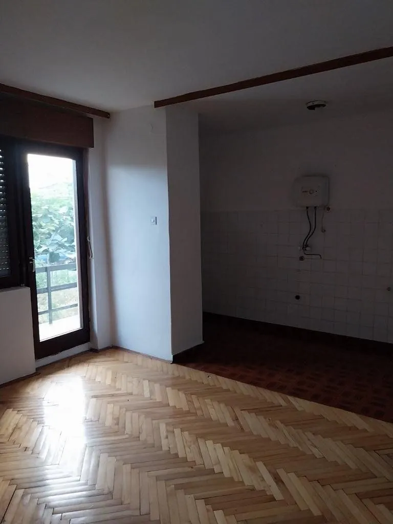 Izdavanje, trosoban stan, 100m², Dalmatinska ulica, Podgorica