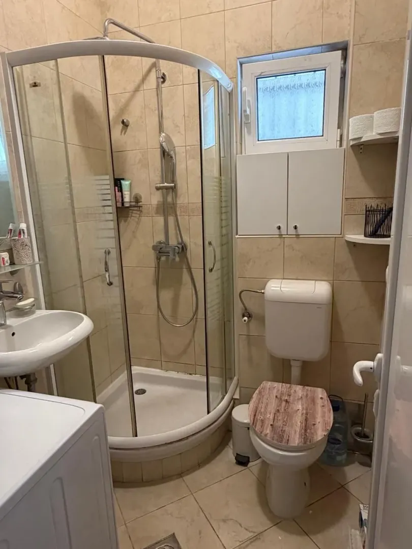 Kupatilo opremljeno tuš kabinom, umivaonikom i wc šoljom.