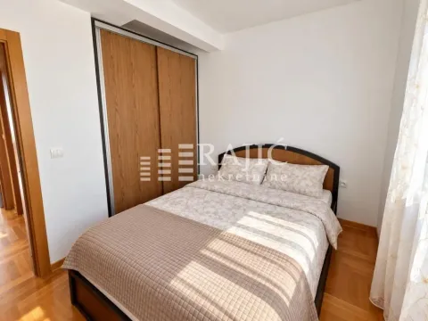 Furnished bedroom with a double bed and built-in wardrobe. - image 6