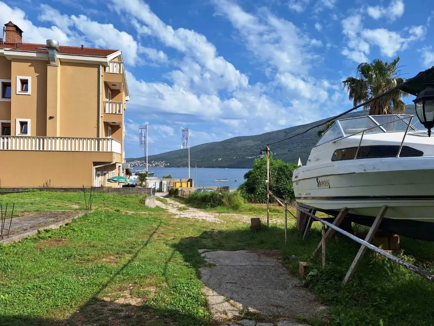 Izdavanje, dvosoban stan, 47m², Đenovići, Herceg Novi