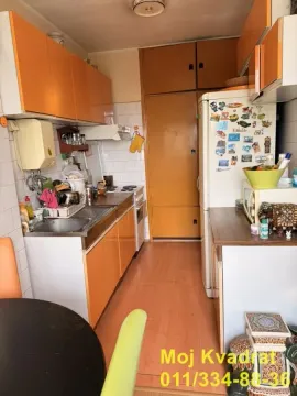 Manja kuhinja sa narandžastim elementima i aparaturom. - image 8