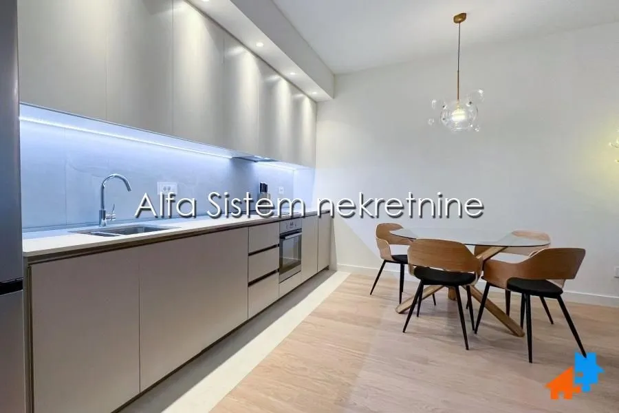 Izdavanje, trosoban stan, 88m², Savski Venac, Beograd