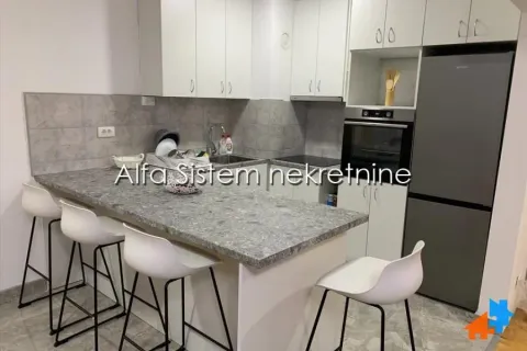 Kuhinja sa belim elementima, šankom i barskim stolicama. - image 3