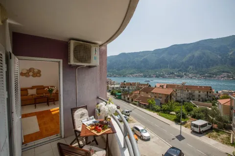 Rent, two bedroom apartment, 60m², Dobrota, Kotor - image 4