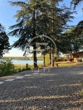 Pogled na dvorište i reku sa drvećem i popločanim stazama. - image 46