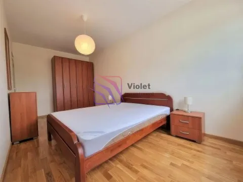 Namještena spavaća soba sa bračnim krevetom, drvenim garderoberom i noćnim stočićem. - image 5