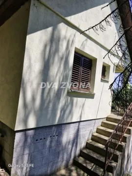 Spoljašnji deo kuće sa prozorom i stepeništem. - image 6