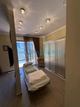 Spavaća soba sa krevetom, velikim garderoberom i izlazom na terasu sa pogledom na more. - image 12