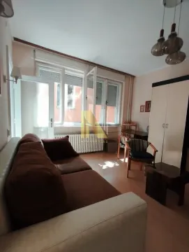 Dnevna soba sa garniturom, ormanom i stolom sa stolicama kod prozora. - image 3
