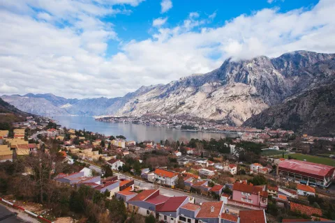 Prelijep panoramski pogled na zaliv i planine. - image 9