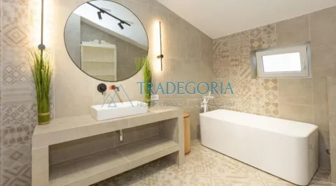 Moderne kupatilo sa umivaonikom, ogledalom i kadom. - image 7