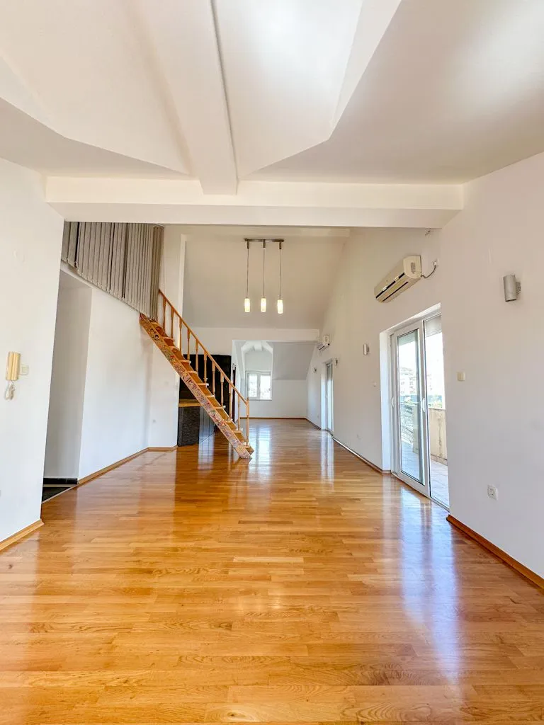 Izdavanje, trosoban stan, 137m², Stari Aerodrom, Podgorica
