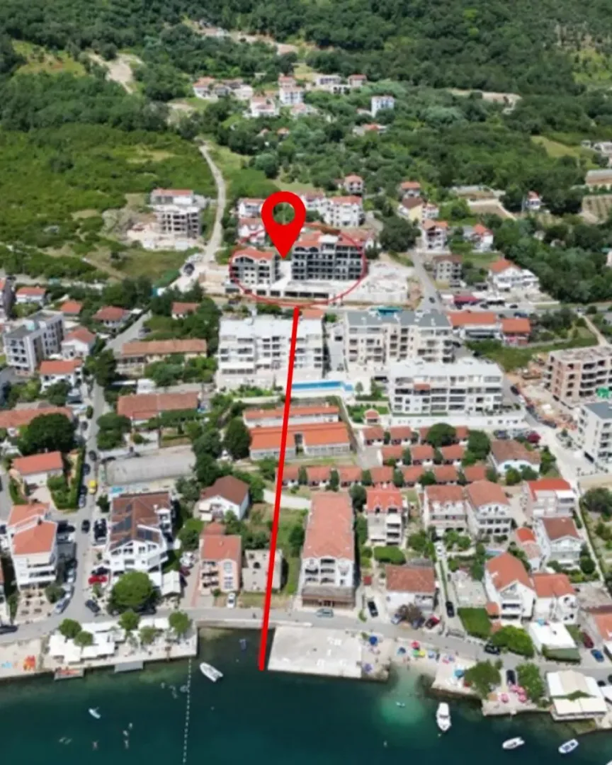 Pogled iz vazduha na lokaciju nekretnine sa označenom pozicijom i okolinom.