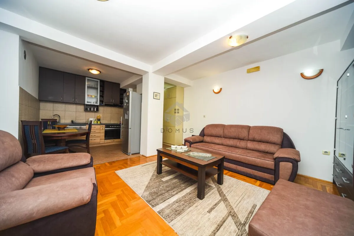 Living room with a sofa set and a dining area integrated with the kitchen.