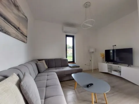 Izdavanje, jednosoban stan, 45m², Tivat, Crna Gora - image 12