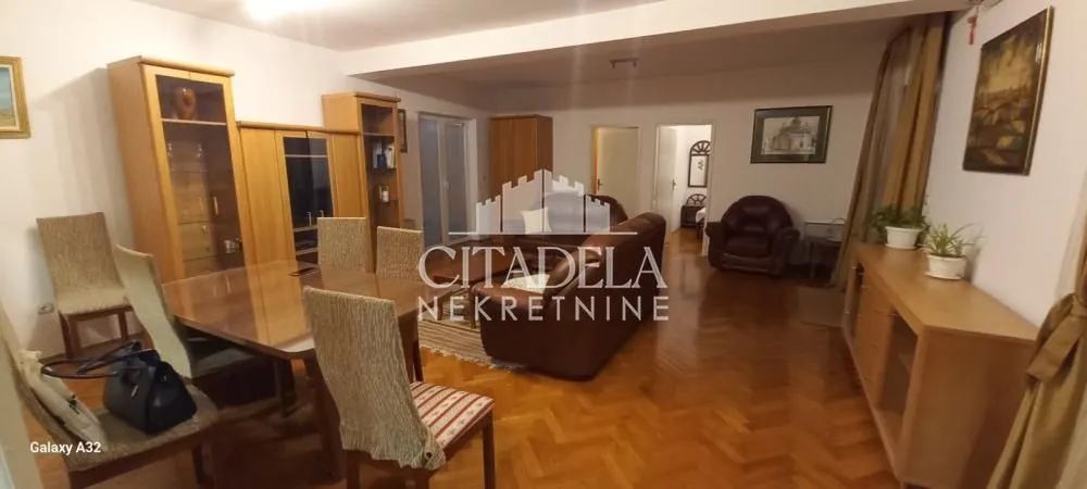 Izdavanje, trosoban stan, 81m², Savski Venac, Beograd