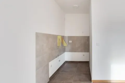 Prazna kuhinjska niša sa keramičkim pločicama na zidu i podu. - image 4