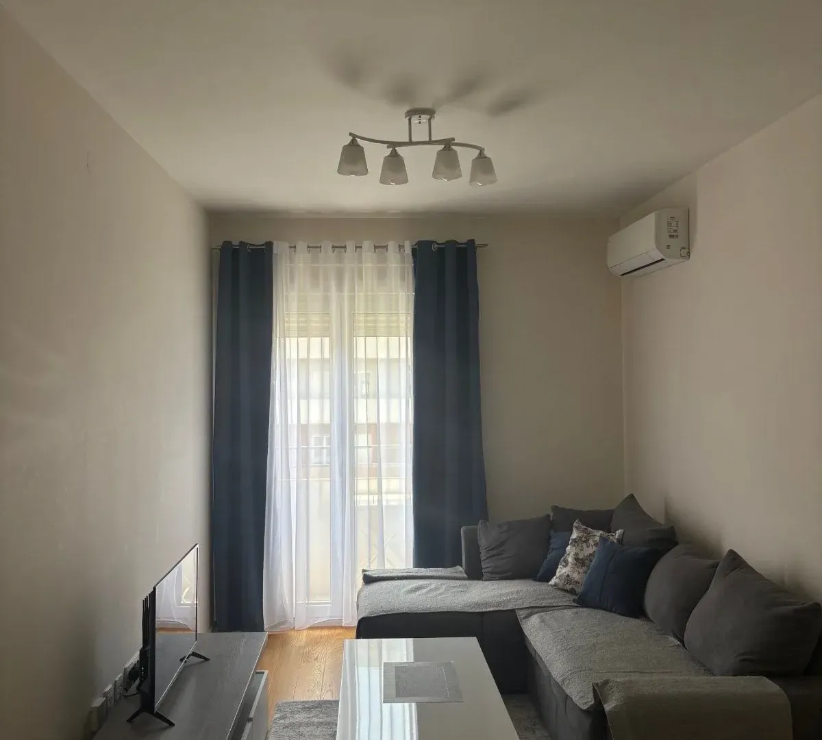 Izdavanje, jednosoban stan, 43m², Central Point, Podgorica