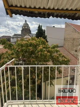 Pogled sa balkona na okolne zgrade i gradsku arhitekturu. - image 6
