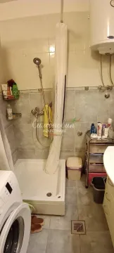 Manje kupatilo sa tuš kabinom, umivaonikom i veš mašinom. - image 20
