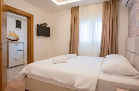 Rent, two bedroom apartment, 55m², Tivat, Crna Gora - image 5