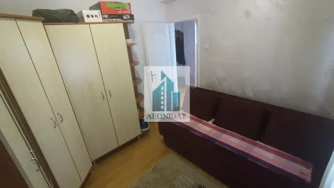 Manja spavaća soba sa krevetom i garderoberom. - image 13