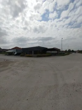 Pogled na eksterijer poslovnog objekta sa raskrsnicom. - image 4