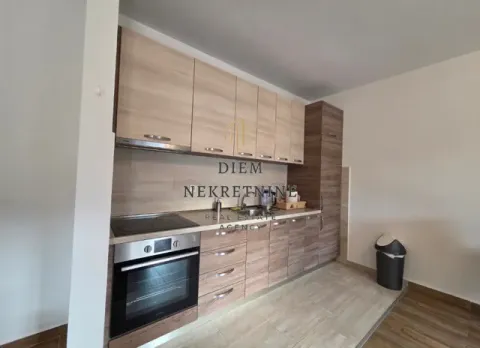 Moderna kuhinja sa drvenim elementima i ugradnom tehnikom. - image 7
