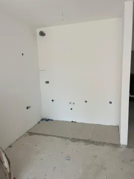 Prostor u fazi renoviranja sa postavljenim pločicama i zidovima pripremljenim za završnu obradu. - image 9