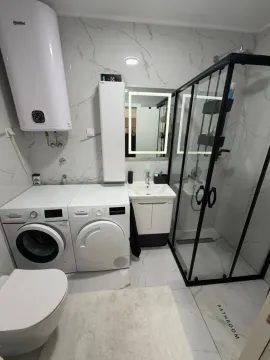 Moderne kupatilo sa tuš kabinom, veš mašinom i sušilicom. - image 14