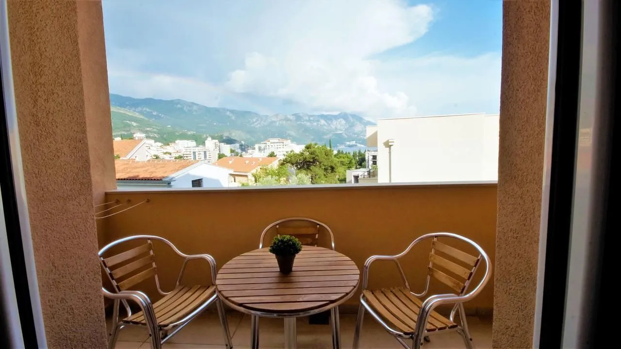 Izdavanje, garsonjera, 30m², Bečići, Budva