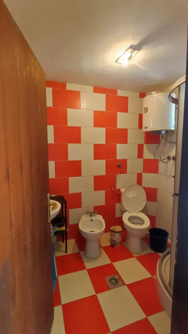 Manje kupatilo sa crvenim i bijelim pločicama.