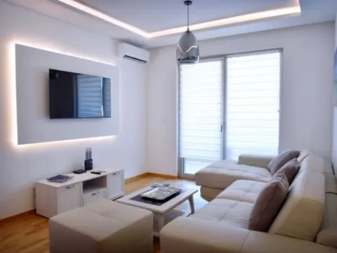 Izdavanje, dvosoban stan, 60m², Bečići, Budva