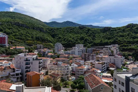 Pogled na gradsko naselje i brda u pozadini. - image 5