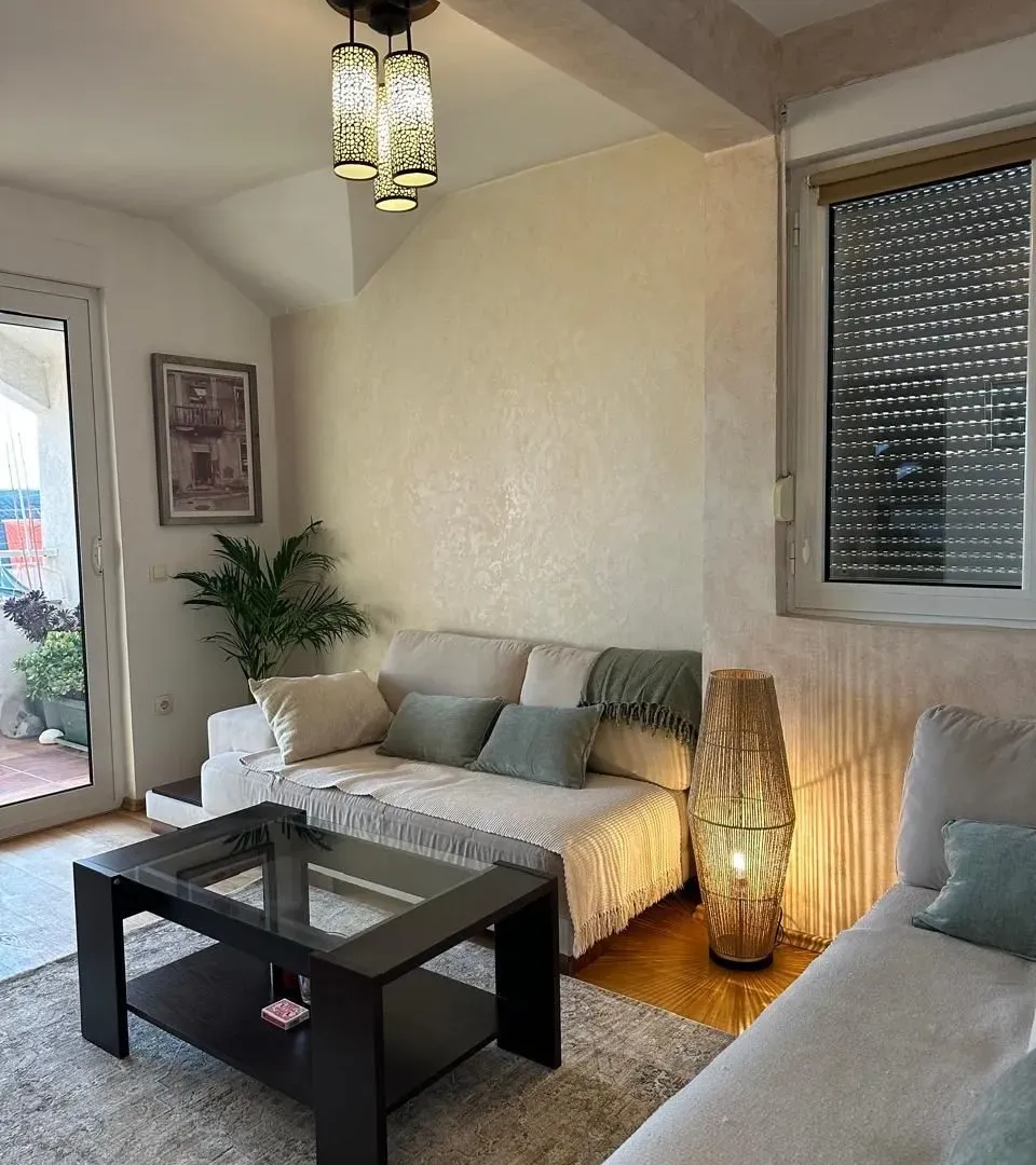 Izdavanje, dvosoban stan, 82m², Centar, Tivat