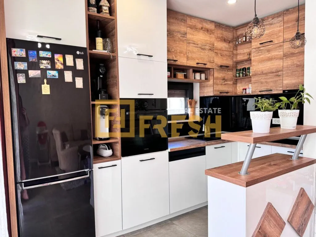 Prodaja, trosoban stan, 75m², Tivat, Crna Gora