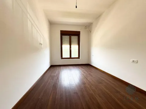 Prazna soba sa drvenim podom i prozorom. - image 2