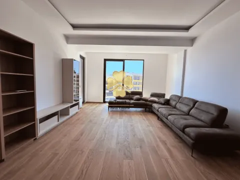 Izdavanje, trosoban stan, 130m², Podgorica, Crna Gora