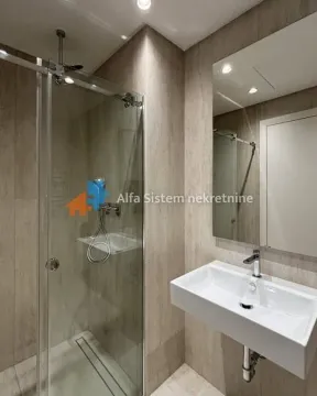 Moderno opremljeno kupatilo sa tuš kabinom i umivaonikom. - image 9