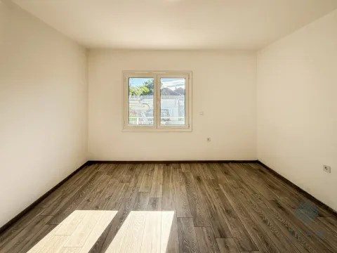 Izdavanje, kuća, 300m², Masline, Podgorica - image 16