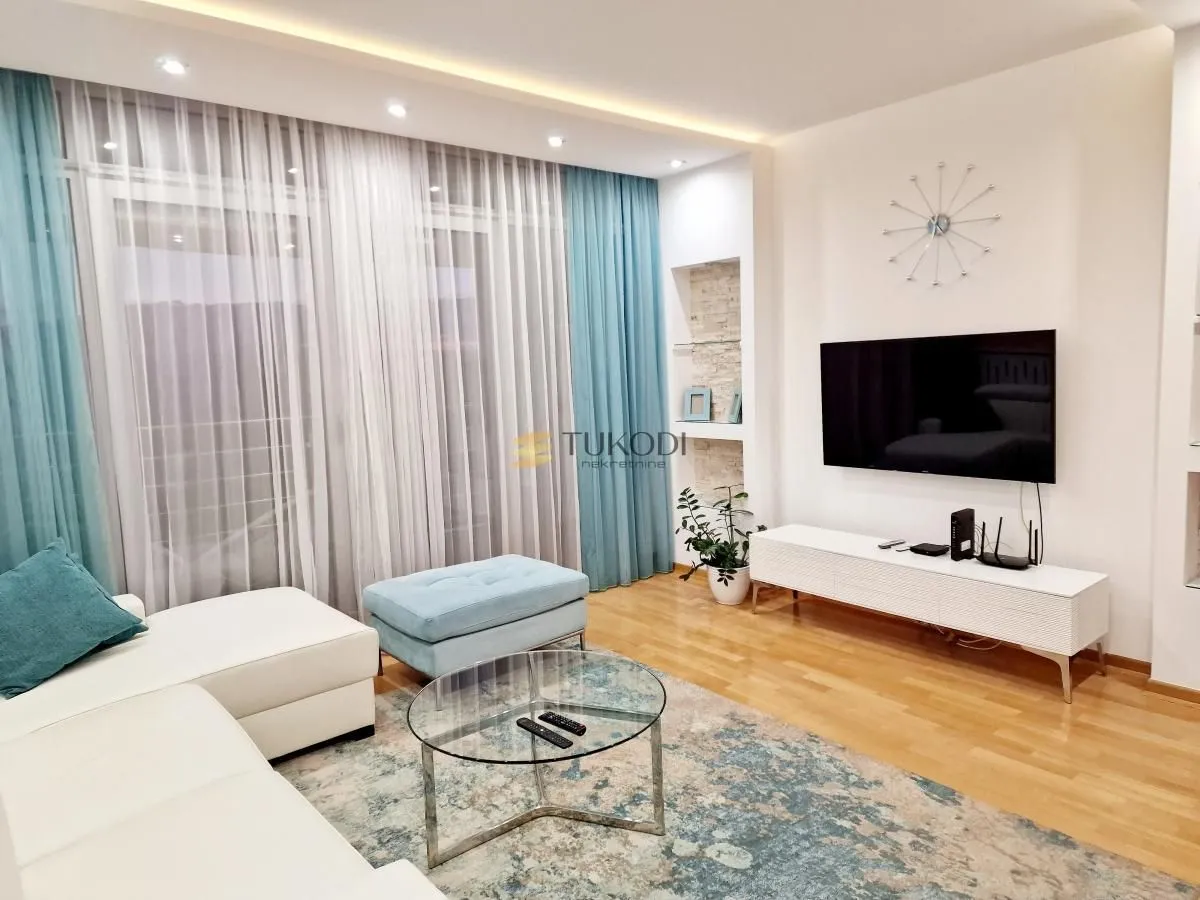 Izdavanje, trosoban stan, 105m², Centar, Novi Sad
