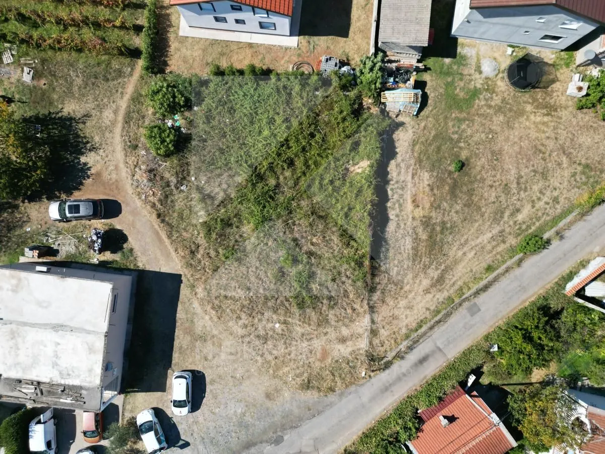 Pogled iz vazduha na građevinsku parcelu i okolno zemljište.