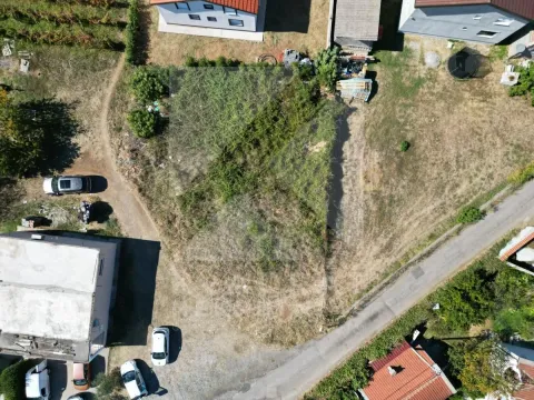 Pogled iz vazduha na građevinsku parcelu i okolno zemljište. - image 5