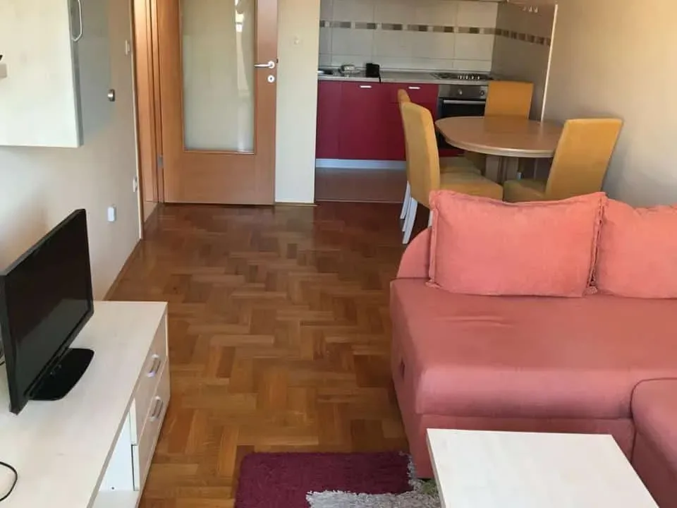 Izdavanje, jednosoban stan, 43m², Stari Aerodrom, Podgorica