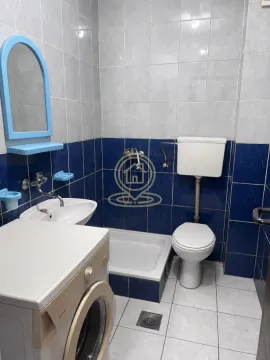 Kupatilo opremljeno umivaonikom, WC šoljom, tuš kabinom i mašinom za veš. - image 4