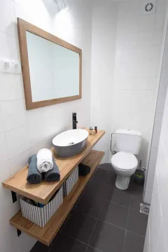 Moderne kupatilo sa umivaonikom na drvenoj polici i wc šoljom. - image 8