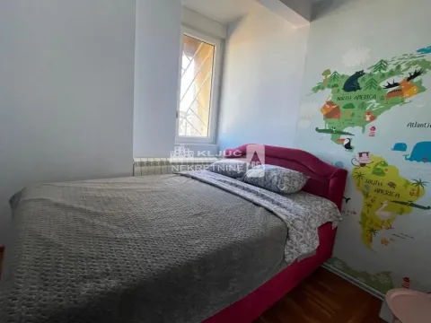 Dečja spavaća soba sa krevetom i tapetom sa motivom mape sveta. - image 6
